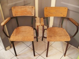 chaises-d'écolier-école-maître-accoudoirs-bois-métal-anciennes