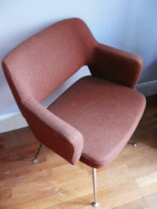 fauteuil-vintage-années-70-pieds-métal-50-orange-marron-siège-bureau-salon