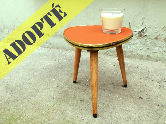 petite-table-tripode-orange-bois-or-pieds-bois-vintage-cerclage-métal-adoptée