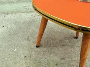 petite-table-tripode-orange-bois-or-pieds-bois-vintage
